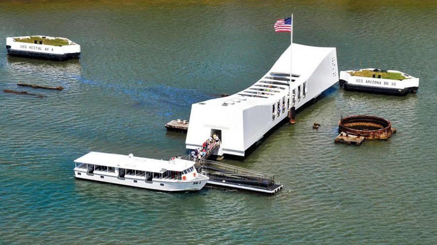 +Remains+of+the+USS+Arizona+can+be+seen+underneath+the+Pearl+Harbor+National+Memorial.%0A