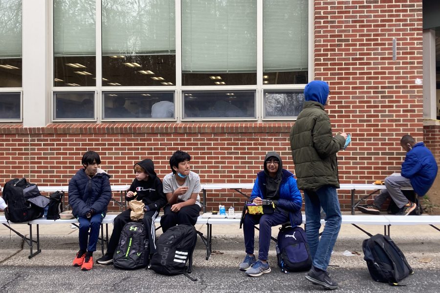 Colder+weather+makes+outdoor+eating+a+less+viable+option%2C+crowding+students+closer+together+indoors.